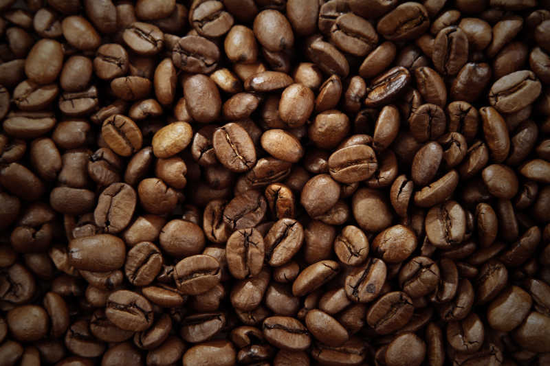 一堆棕色的咖啡豆