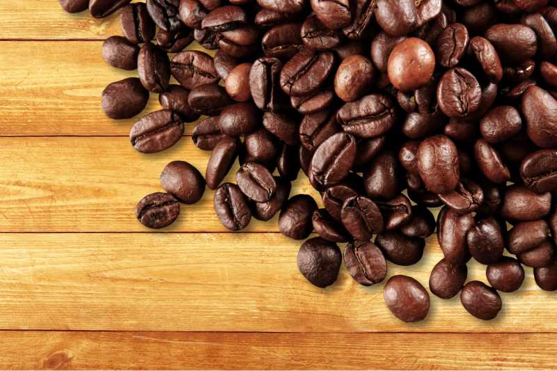 木纹理桌上的一些咖啡豆