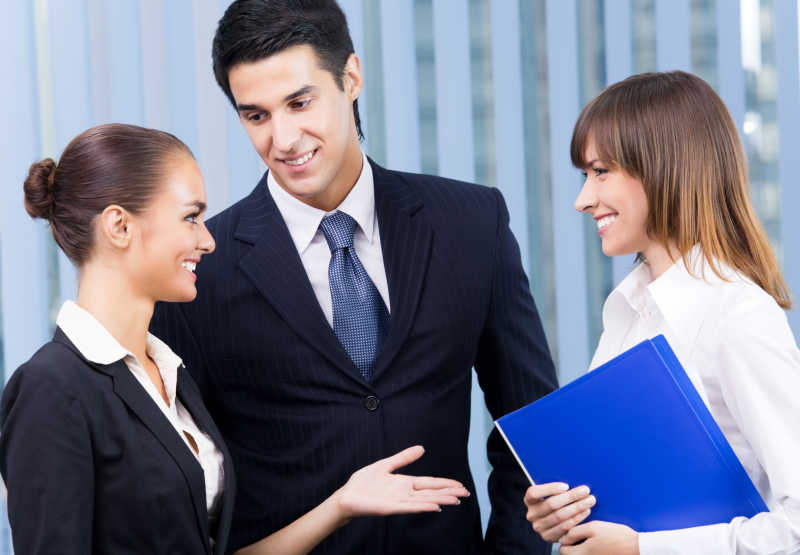 办公室里三位快乐的企业家