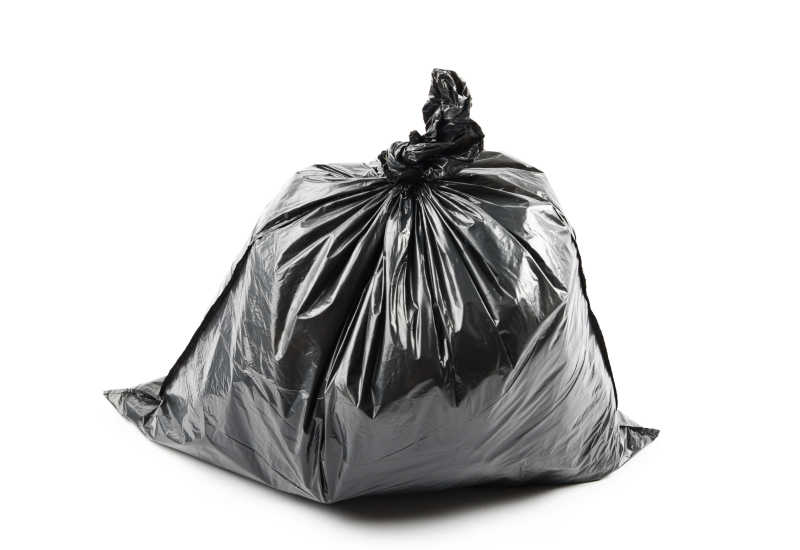 白色背景下的黑色垃圾袋
