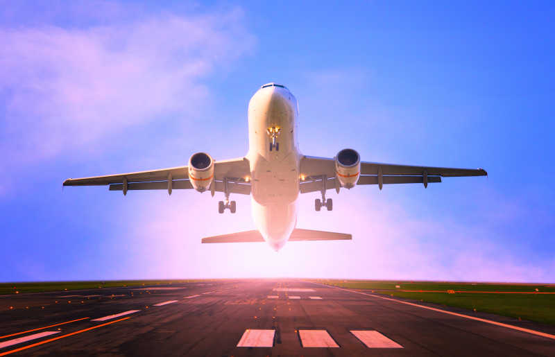 从机场跑道起飞的客机