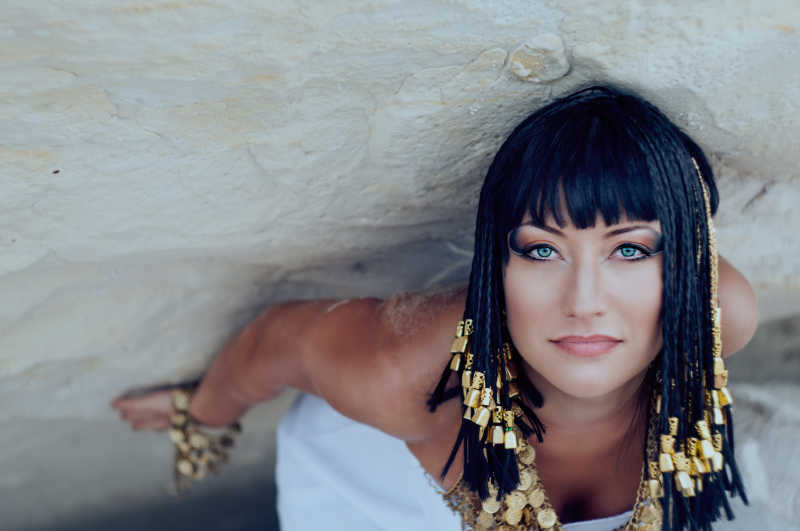 埃及女王装扮的成熟女人