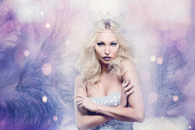 美丽的冰雪女王装扮的金发女郎