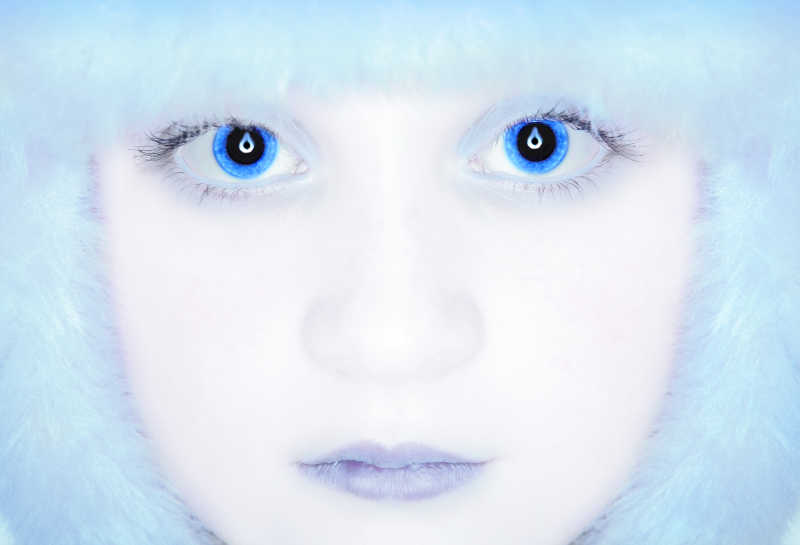 冰雪女王装扮的年轻女人的妆容