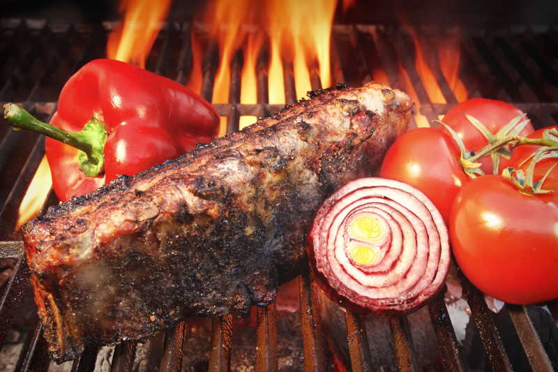 烤肉架上的烤肉和蔬菜