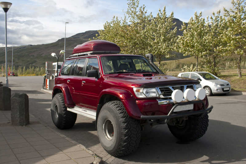 红色的运动型多用途汽车