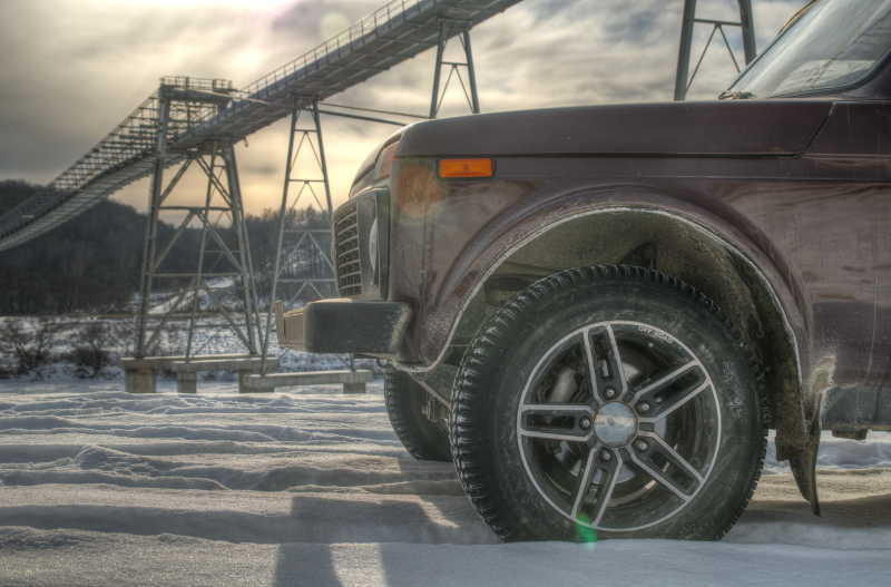 雪地里的运动型多用途汽车