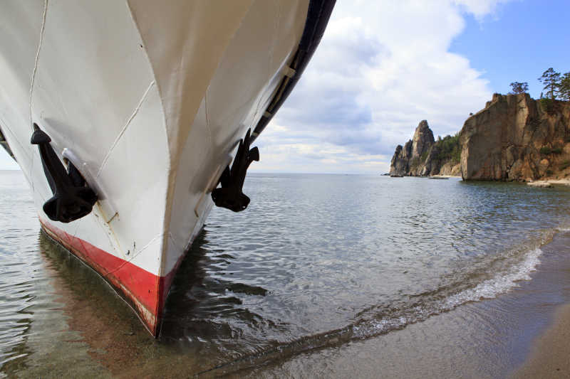 湖边停泊的船只