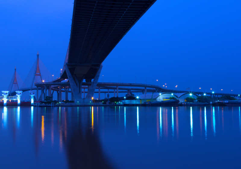 曼谷夜幕下美丽的桥梁