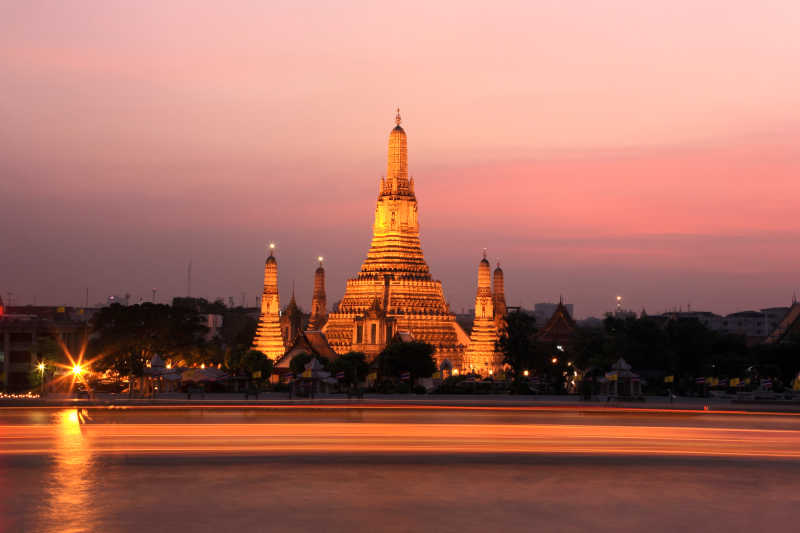 黄昏下的曼谷寺庙