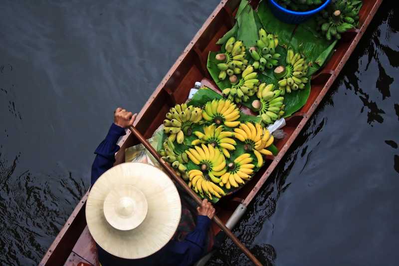 曼谷商人货船上的香蕉