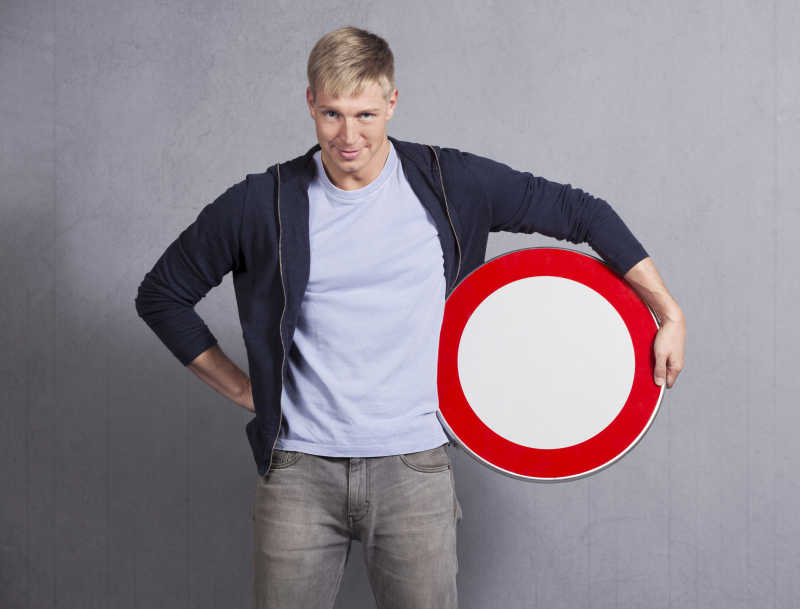 拿着禁止标志的中年男人