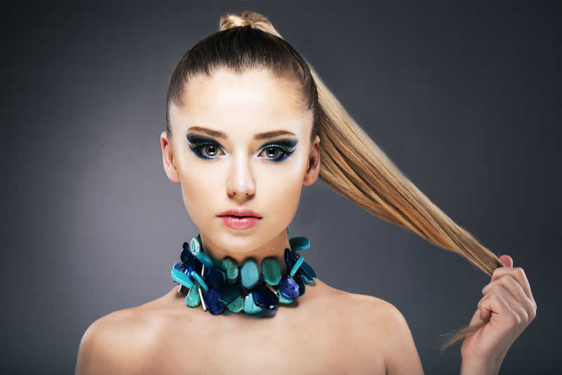 漂亮的在发尾染了金色的女人