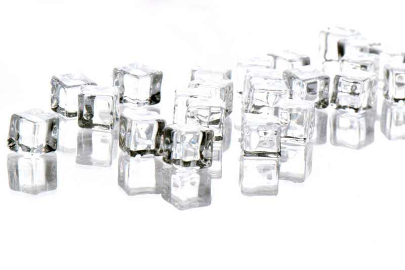 白色背景上的冰晶