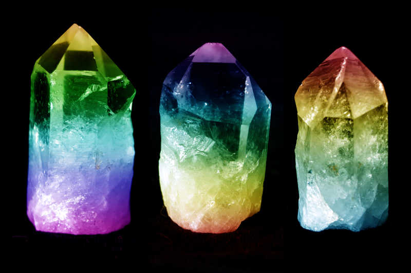 黑色背景上的彩色晶体