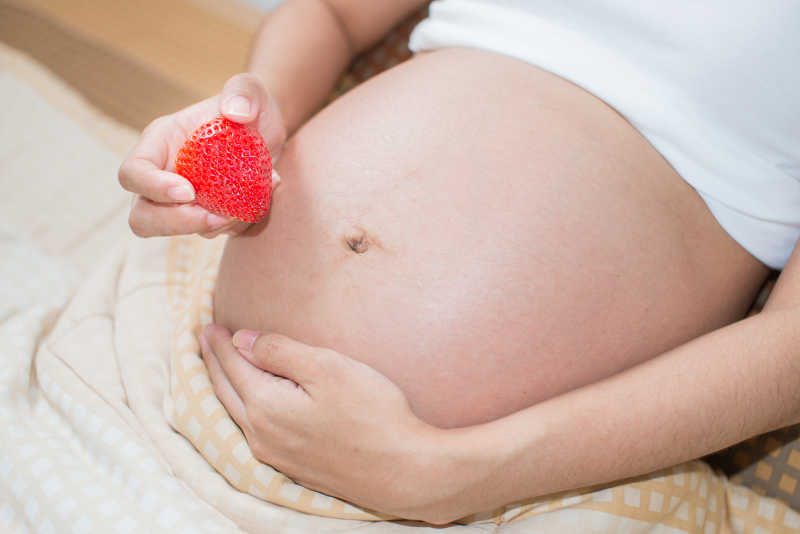 亚洲孕妇与草莓
