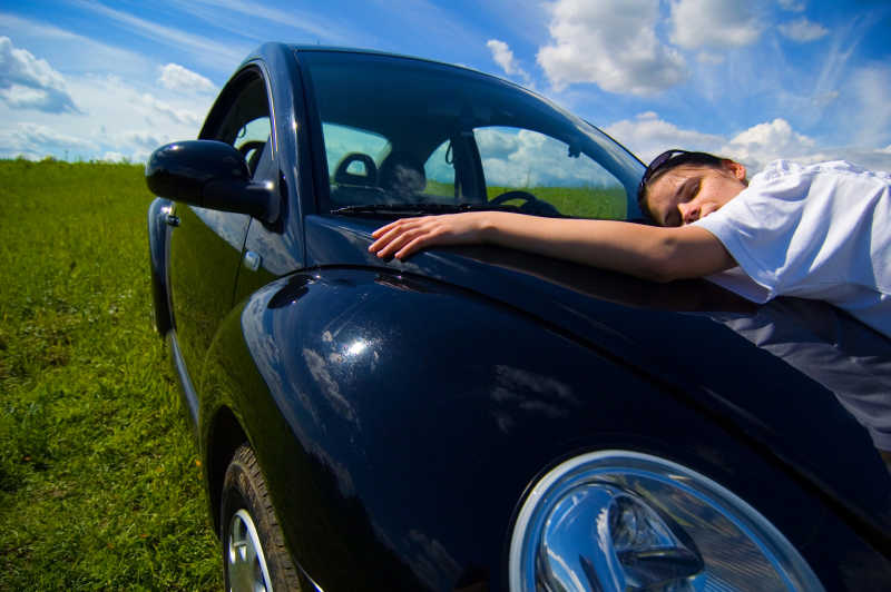 女孩对车辆的热爱