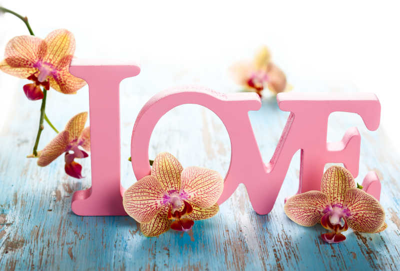 蓝色木桌上的爱的字符