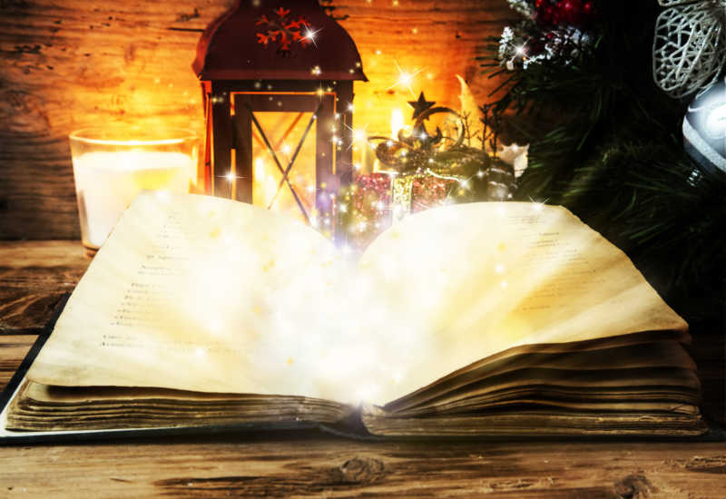 桌上发光的魔法书