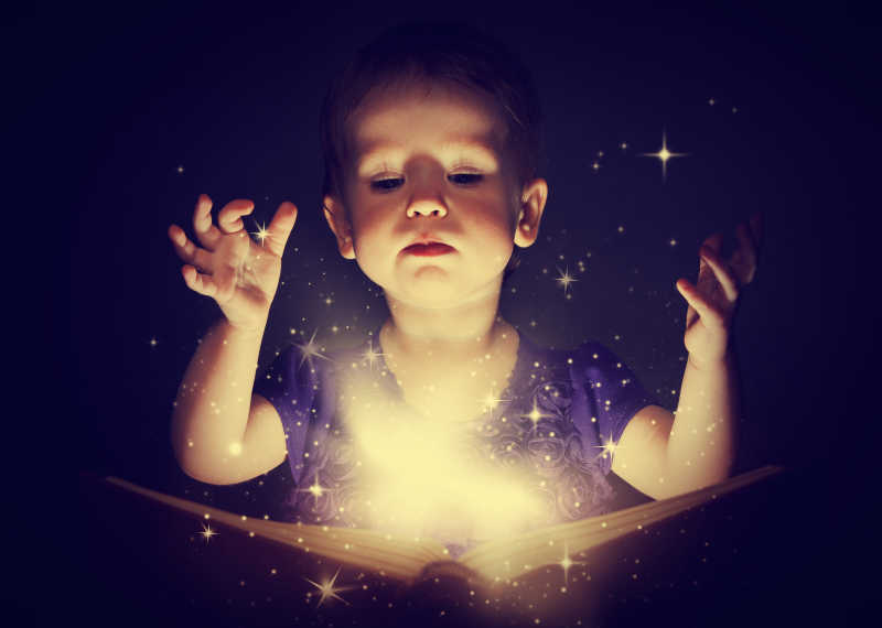 发光的魔法书和小男孩