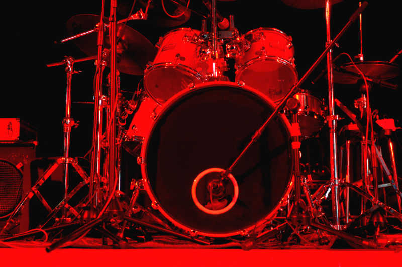 红色灯光下的架子鼓