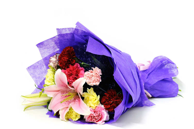 白色背景上用紫色包装纸的鲜花束