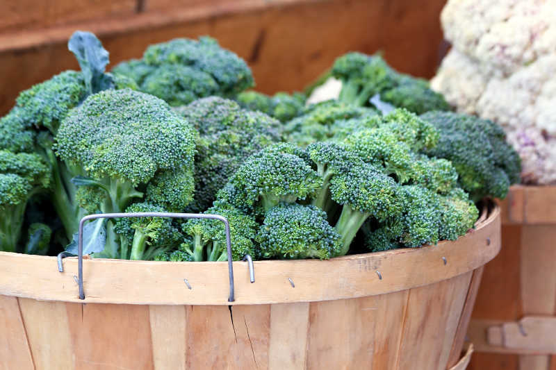 一筐新鲜的有机西兰花