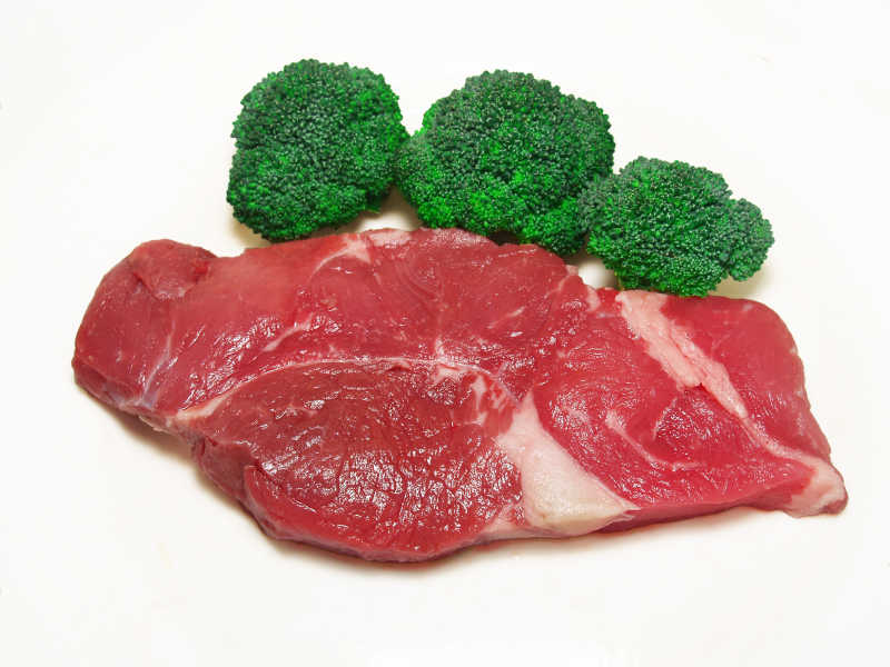 新鲜的生肉和西兰花