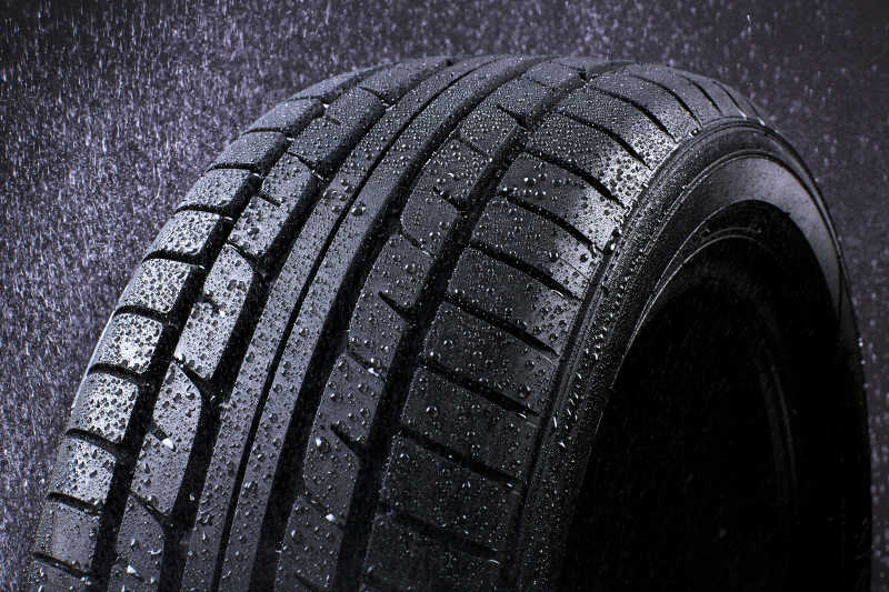 雨水中的汽车轮胎