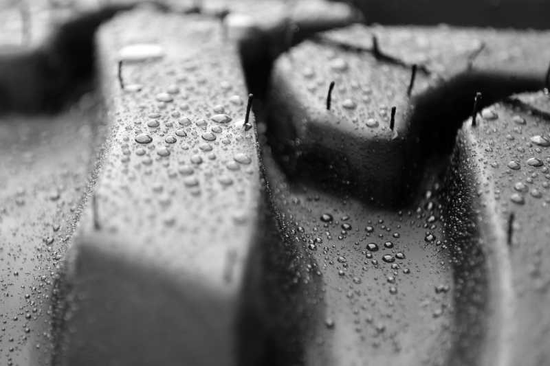 轮胎上的雨滴