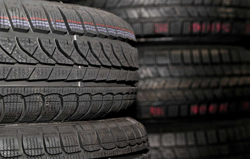 汽车维修厂的崭新轮胎