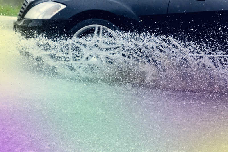 水中行驶的汽车