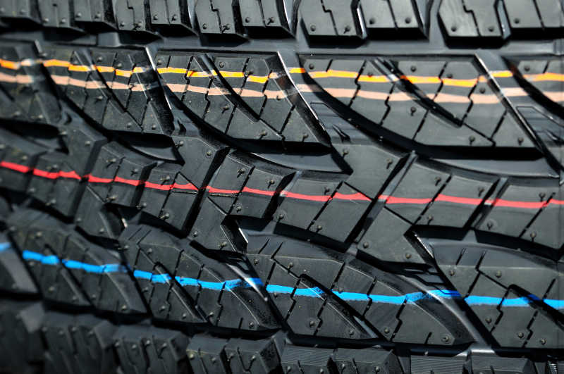 带着彩色条纹的汽车轮胎