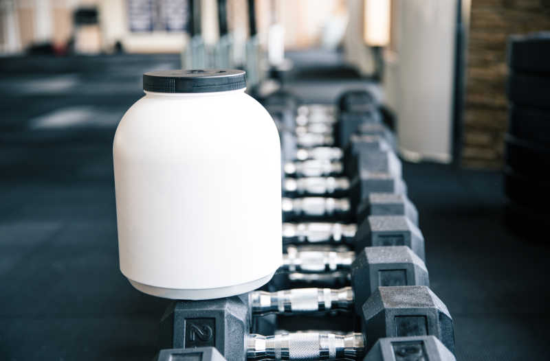 健身房里的白色塑料容器