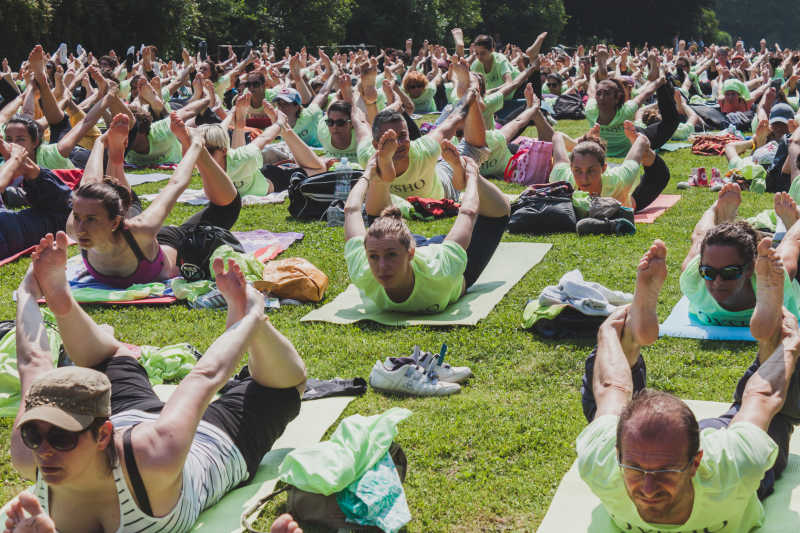 千人在体验瑜伽