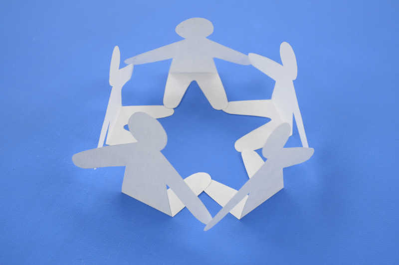 一个友好的商业团队剪纸概念