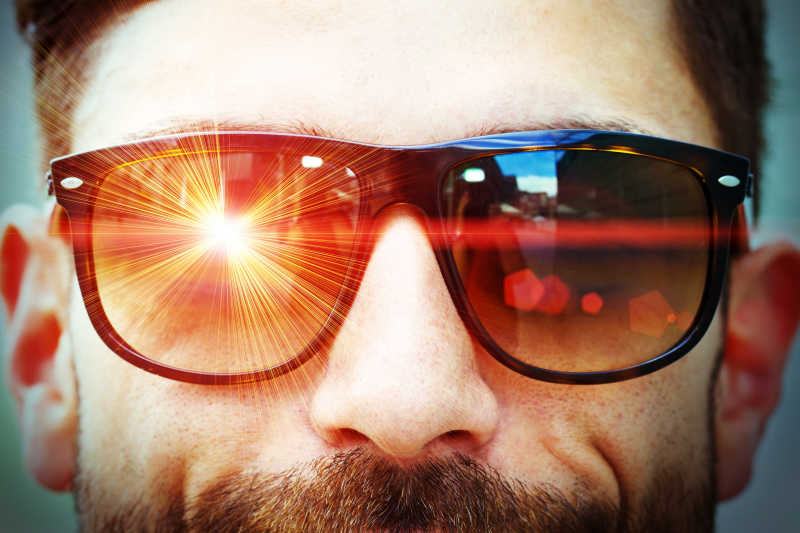 太阳镜上反射的激光