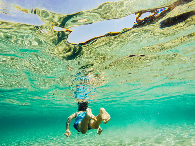 男人在水下潜水娱乐