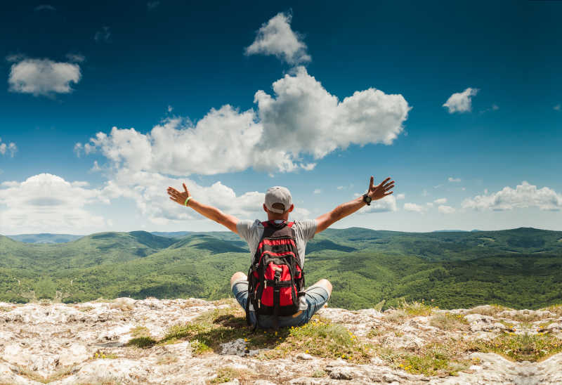 坐在山上拥抱大自然图片 男人坐在山上拥抱大自然素材 高清图片 摄影照片 寻图免费打包下载