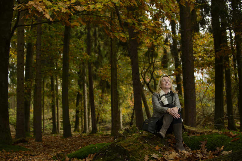 秋天的森林里的女人