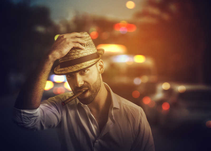 夜晚都市戴帽子的成熟男人