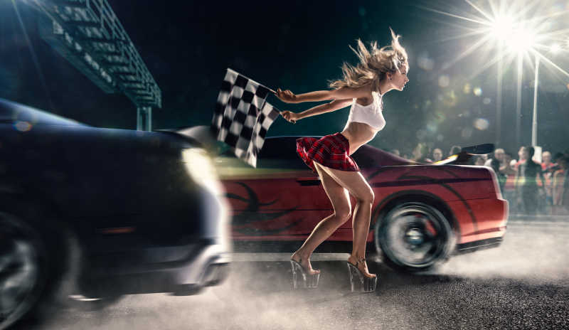 举旗摆动号令比赛开始的年轻女人