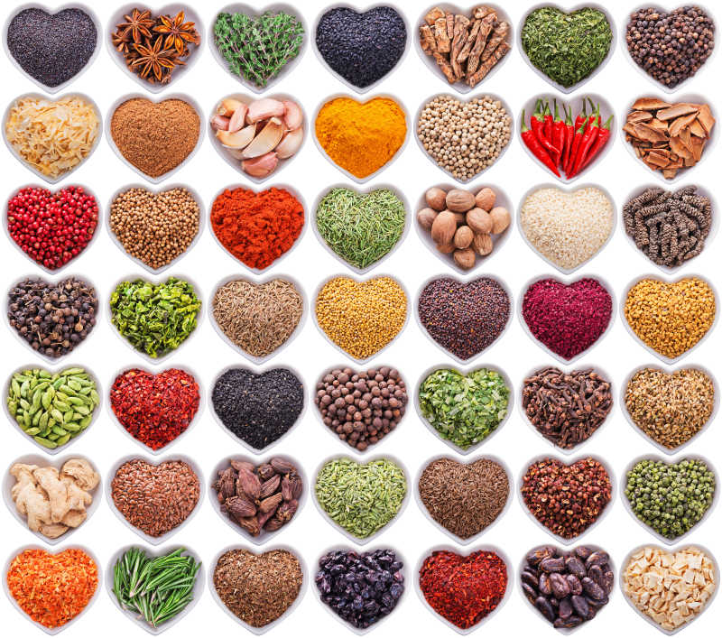 白色背景上心形容器里的香料