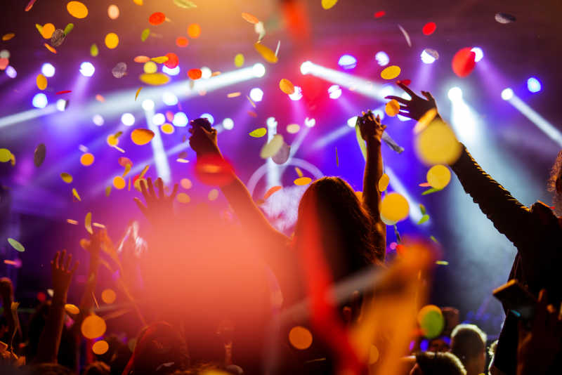 音乐节上的纸屑飘落在欢呼人群中