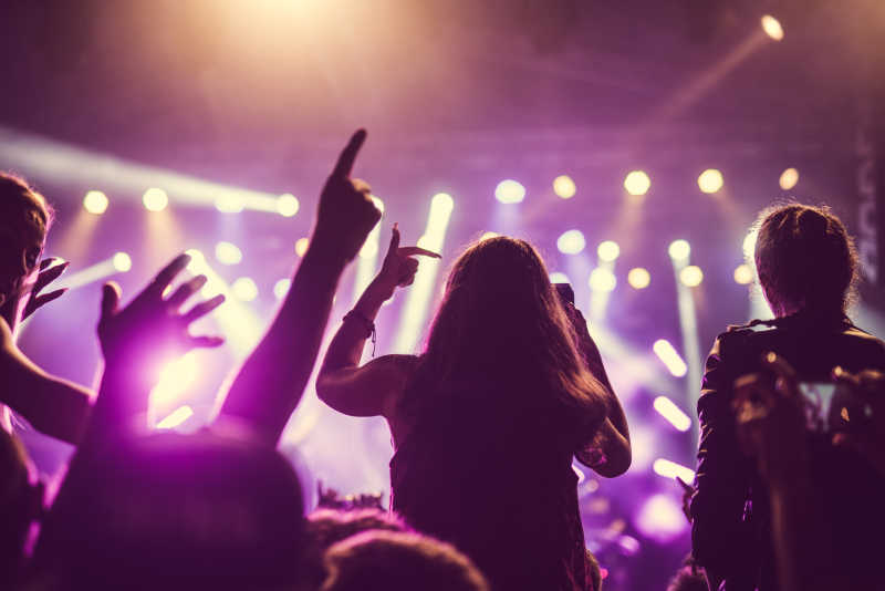 参加派对狂欢疯狂欢呼的人们