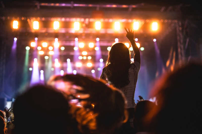 欣赏音乐会的人们