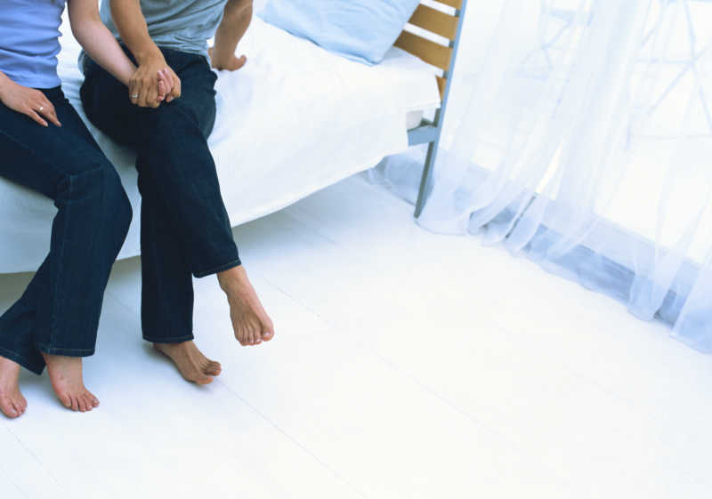 坐在床上情侣的脚