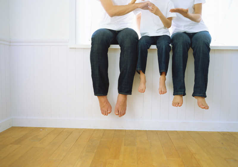 一家人坐在阳台上的脚