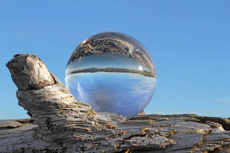 水晶中的湖和天空