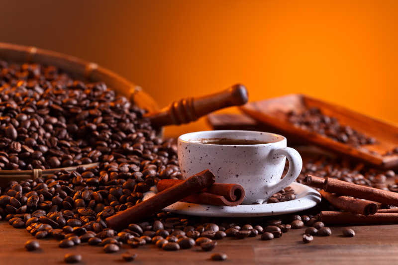 黑咖啡杯和肉桂